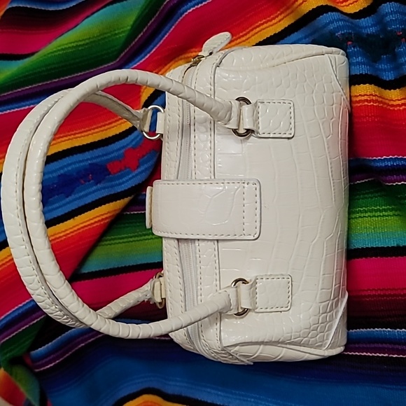 Cute Liz Claiborne white faux crocodile skin mini bag - Picture 3 of 4